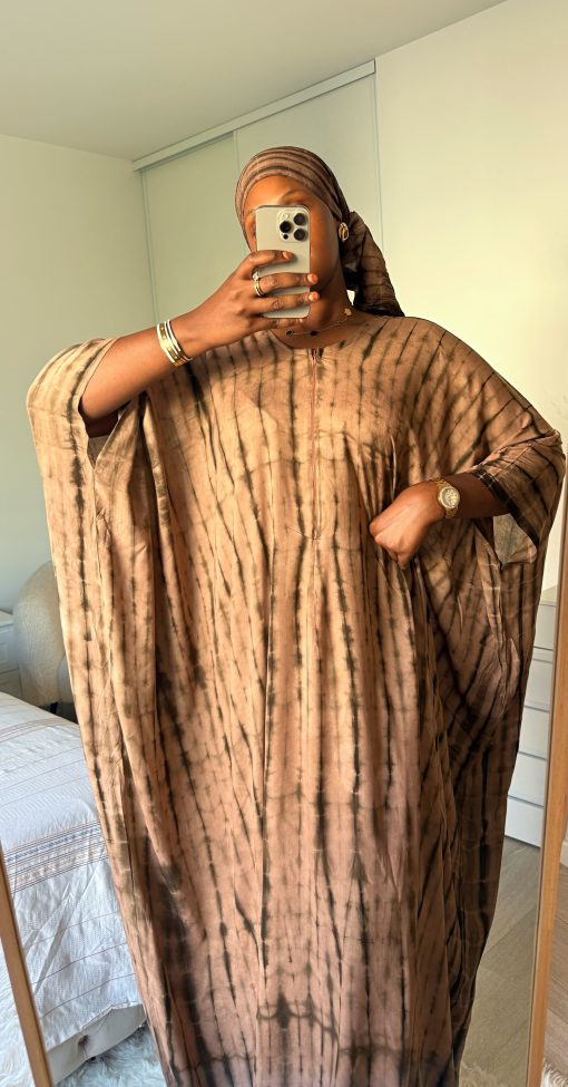 Robe Bante Marron Caramel GRANDE TAILLE en coton 100% légère et respirante teintée artisanalement pour un confort quotidien et une coupe fluide – Image 2