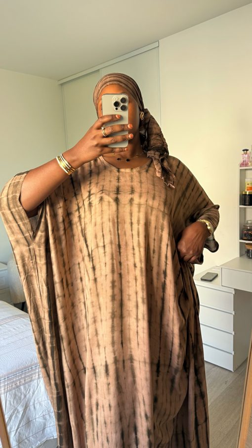 Robe Bante Marron Caramel GRANDE TAILLE en coton 100% légère et respirante teintée artisanalement pour un confort quotidien et une coupe fluide – Image 3